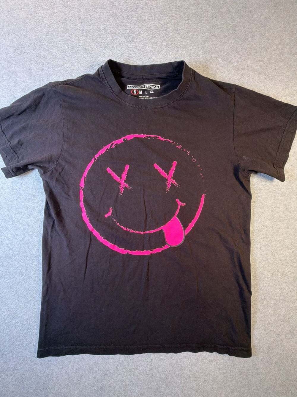 Brooklyn Vertical Black Short Sleeve T-Shirt w/ Pink Smiley Face Graphic Size S